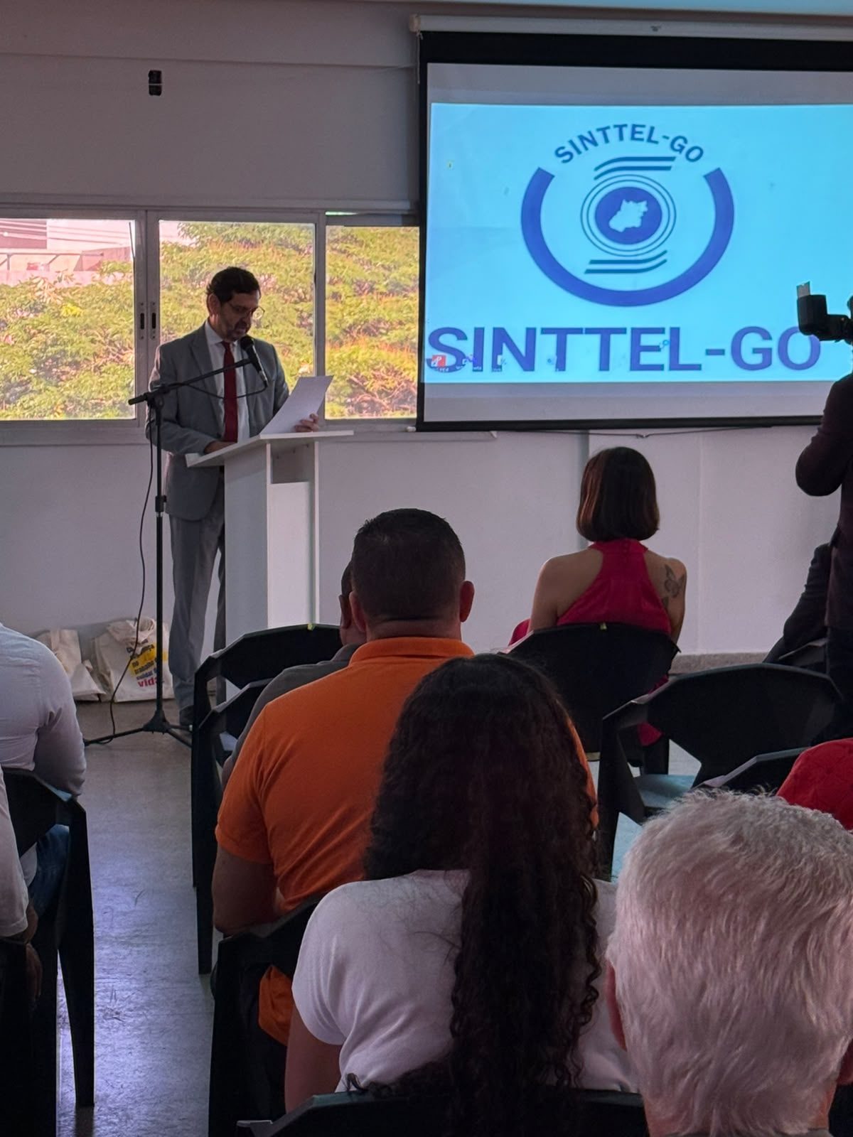 Desembargador do TRT-GO discursa na abertura do Café Seguro na sede do SINTTEL-GO