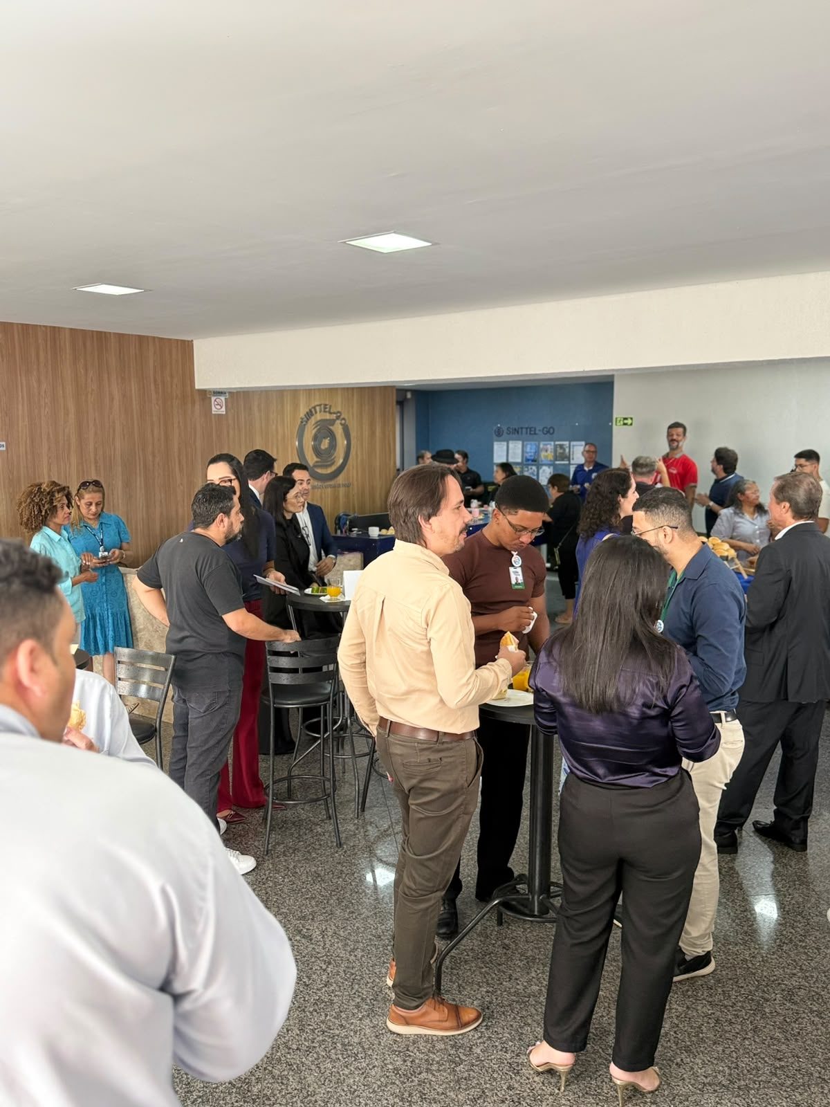 Participantes conversam no saguão da sede do SINTTEL-GO