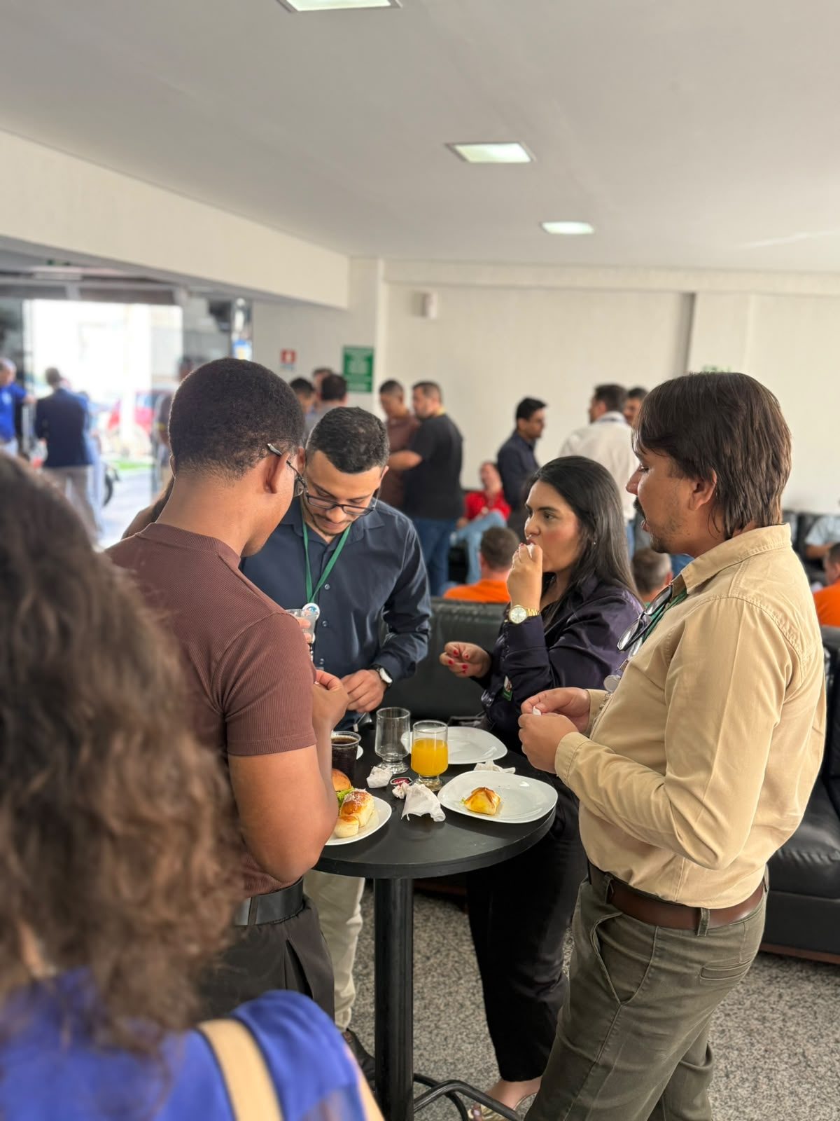 Trabalhadores conversam durante o café da manhã