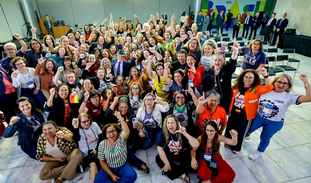Coletivo de mulheres das centrais sindicais reunido no Palácio do Planalto